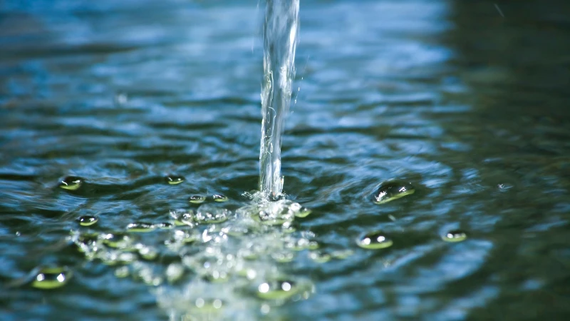 採水地の地形が天然水の成分を決める